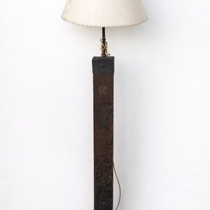 Lote anterior: Lámpara de Pie Rústica de Madera con Pantalla de Tela