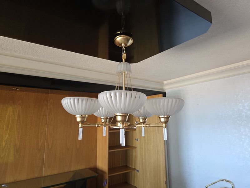 Lámparas de techo en metal dorado con tulipas y cristal - imagen 3