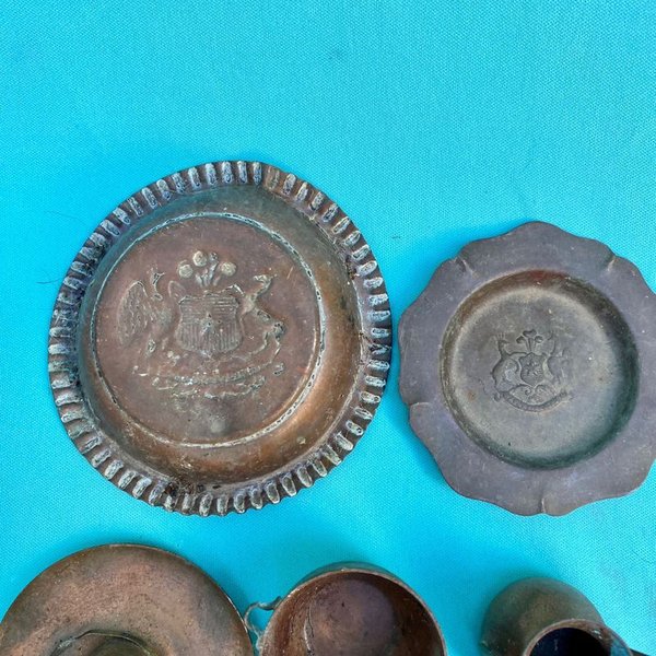 Colección de piezas de porcelana y metal, incluyendo zapatos y floreros - imagen 4