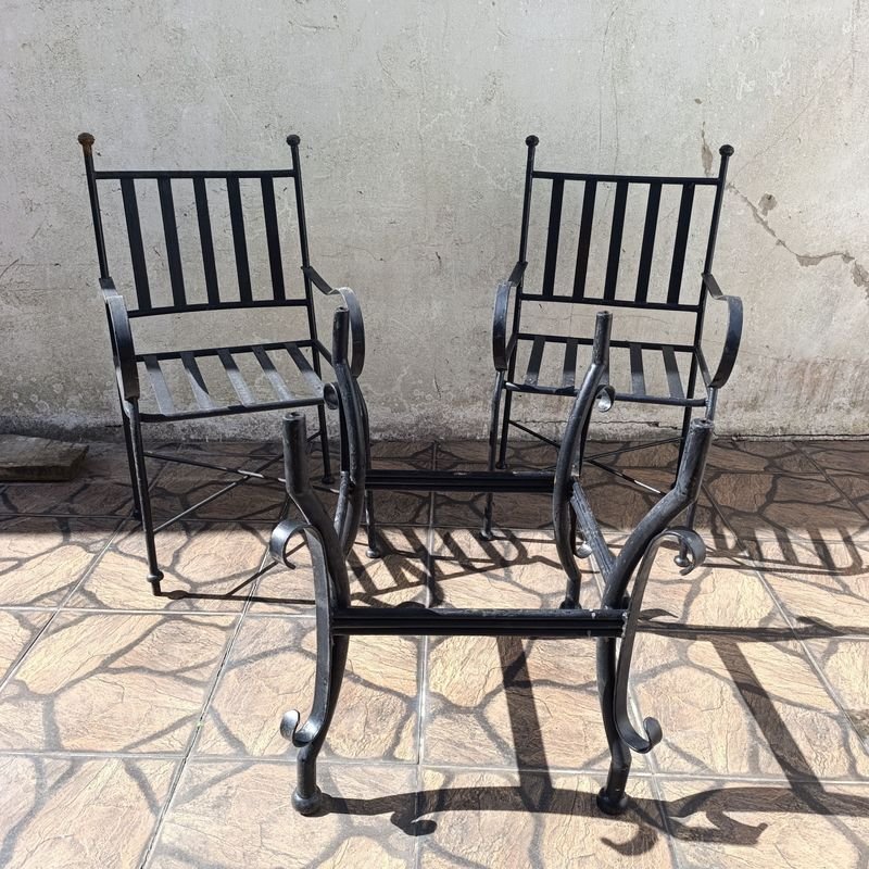 Conjunto de 2 Sillones y Estructura de Mesa de Hierro Negro