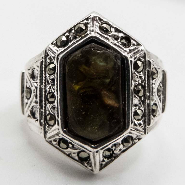 Anillo de Plata con Piedra Abalone y Detalles Incisos