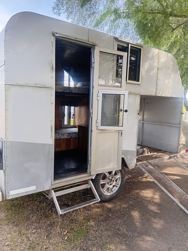 Casa Rodante Práctica con Espacio para Motos o Cuatriciclo
