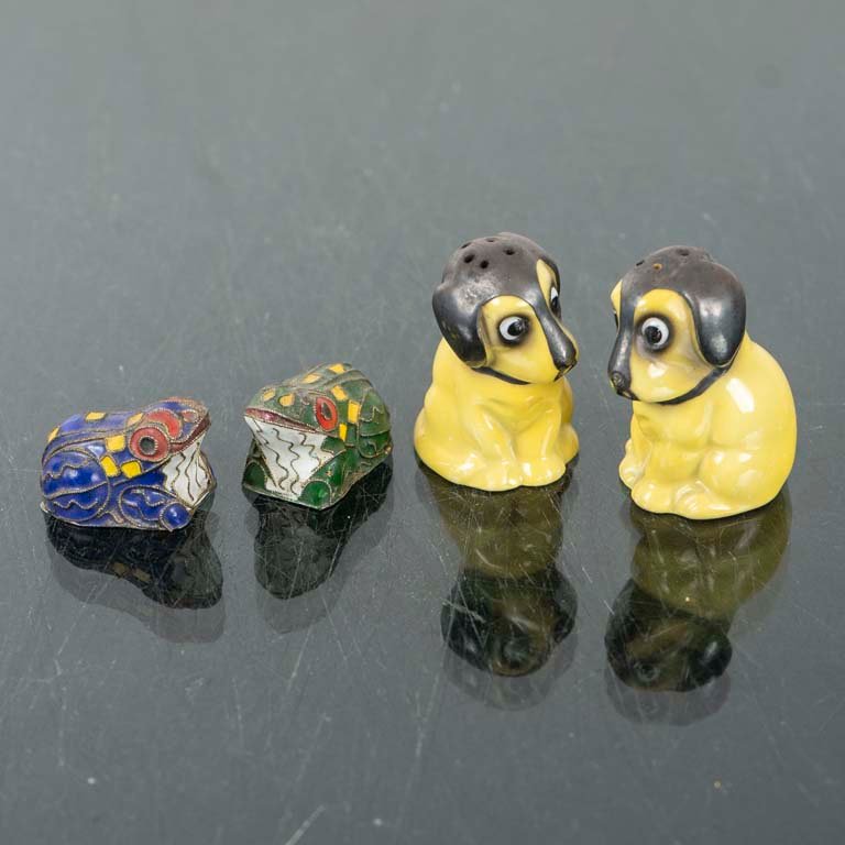 Set de 4 Piezas: 2 Saleros Perros Porcelana y 2 Ranas Bronce Cloisonné