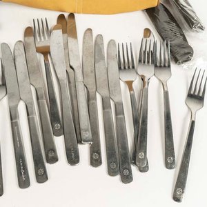 Lote de artículos de compañias aéreas: Cubiertos, lapiceras, necesaire, peines y cepilo de dientes entre otros  - imagen 2