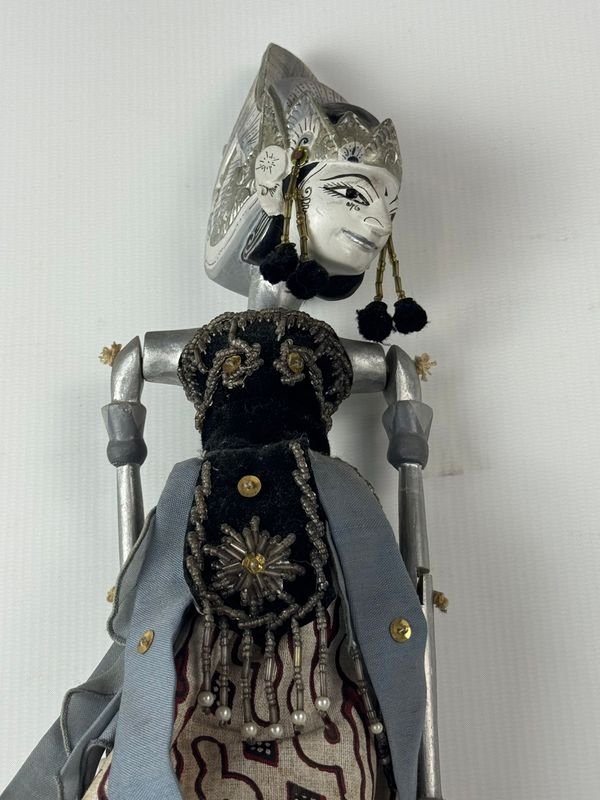 Marioneta en madera con detalles de plata y oro - imagen 3