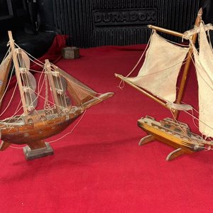 Lote anterior: Dos Barcos Miniatura de Madera y Tela