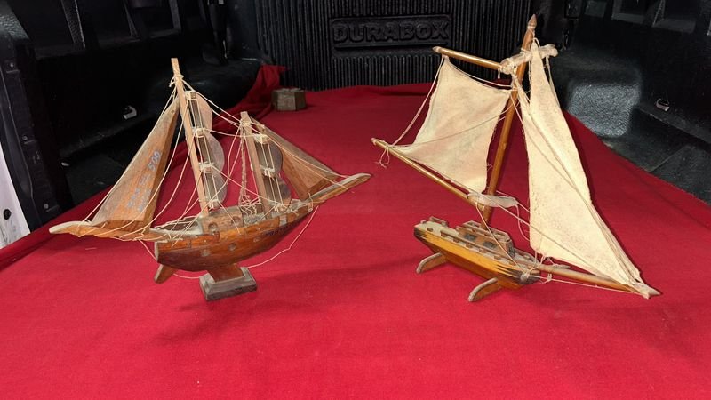 Dos Barcos Miniatura de Madera y Tela