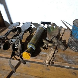 Lote Variado: Patines Antiguos, Parte de Fumigadora de Cobre y Canilla de Bronce - imagen 1