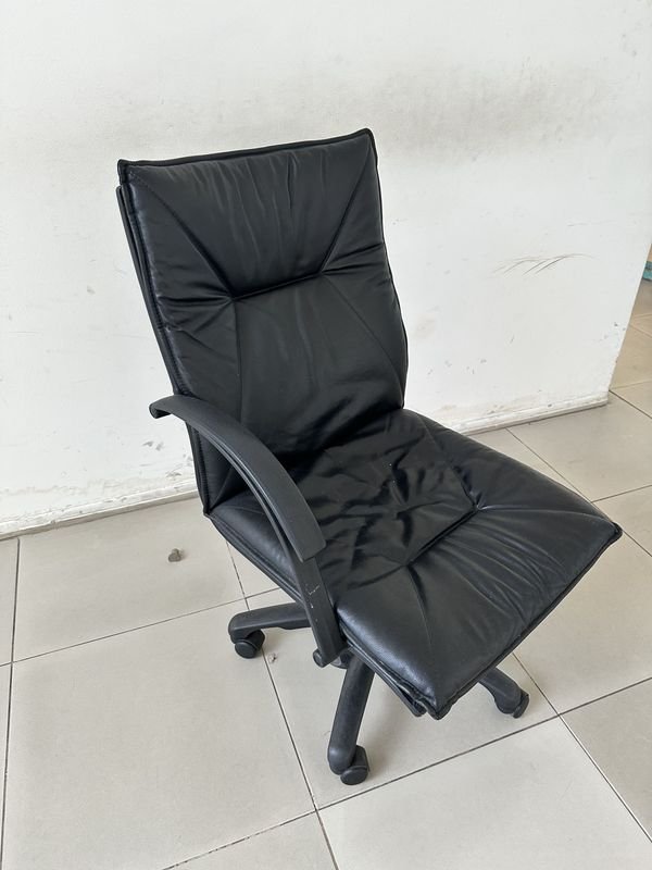 Silla de Oficina Usada con Cuero Negro y Ruedas - imagen 2