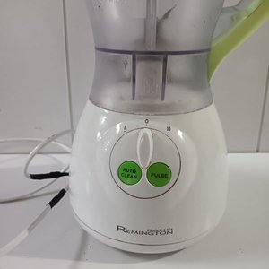 Licuadora Remington Blanca y Verde con Jarra de Plástico - imagen 2