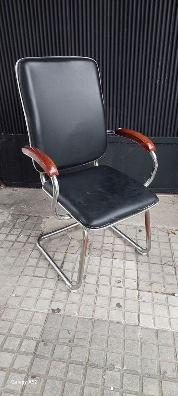 Silla de escritorio en cuero negro con armrestos marrones y marco metálico plateado - imagen 3