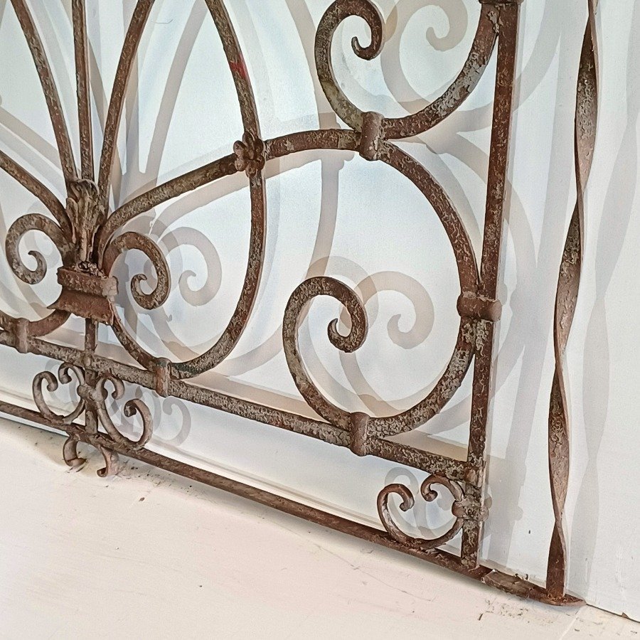 Reja antigua de hierro con diseño curvo - imagen 9