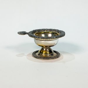 Lote siguiente: Colador de té Sheffield de metal con soporte tipo copón
