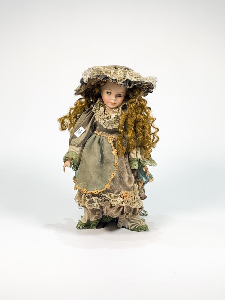 Muñeca de Porcelana con Vestido Verde y Pelo Ondulado - 39 cm