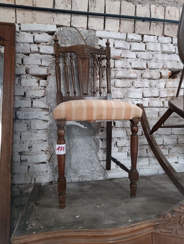 Silla de Estilo Clásico con Tapizado Rayado
