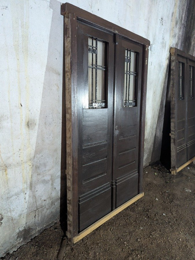 Puerta de frente antigua en cedro con reja y marco de pinotea - imagen 13