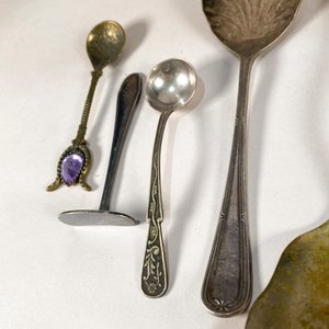 Doce Piezas de Servir Metálicas: Cucharas, Cucharones, Pinza y Más - imagen 2