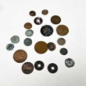 Lote siguiente: Lote de 20 Monedas Antiguas: Romanas, Japonesas y Europeas