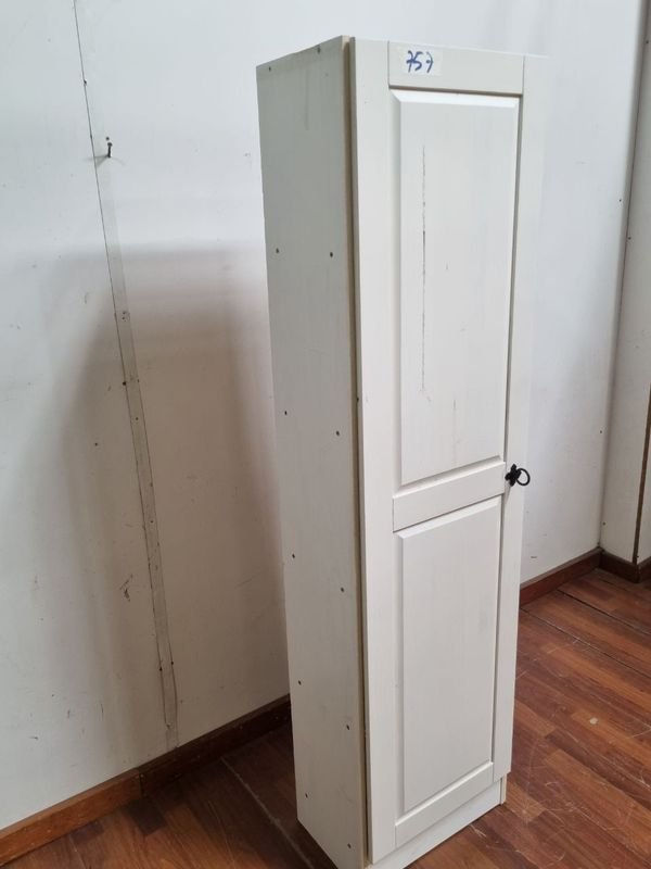 Puerta de gabinete blanco con tres puertas - imagen 4