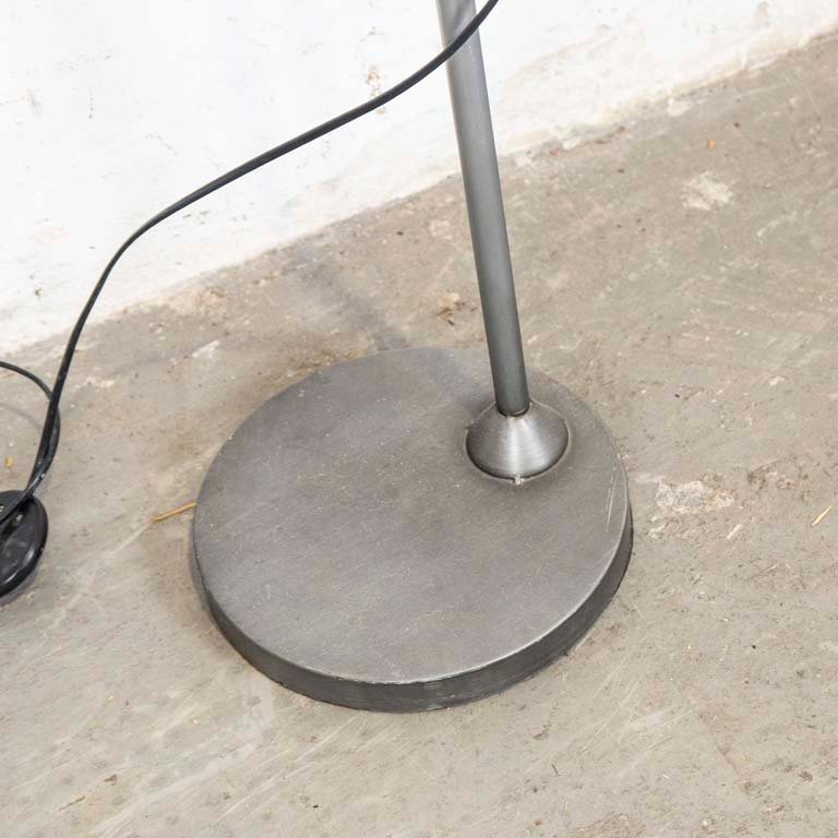Lámpara de pie ajustable en metal con buen estado - imagen 2