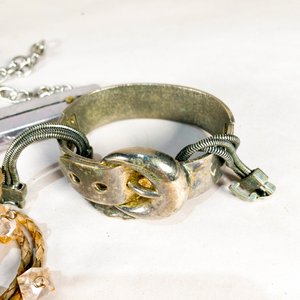 Conjunto de Pulseras de Fantasía con Dijes y un Navaja - imagen 3