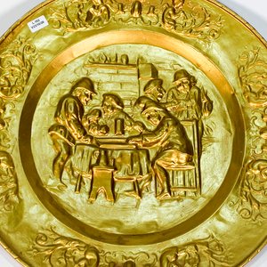 Plato Decorativo de Chapa Dorado con Bodegón de Personajes Bebiendo - 44 cm - imagen 2