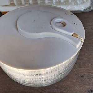 Lote siguiente: Escurridor de Ensalada, Dispensador de Comida para Perro y Escurridor de Platos