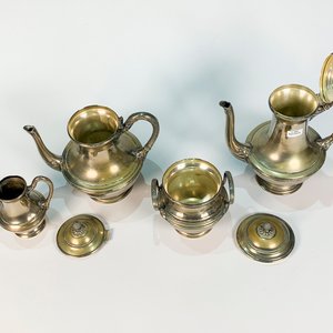 Juego de Servicio de Metal y Alpaca: Cafetera, Tetera, Lechera, Azucarero y Bandeja - imagen 4