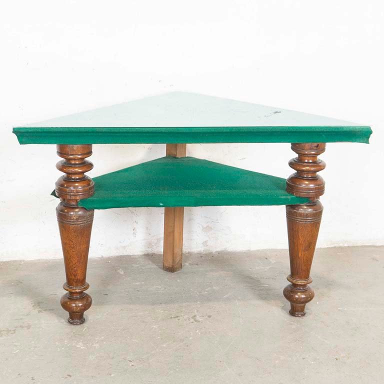 Mesa Esquinera Dos Niveles con Fieltro Verde y Patas Torneadas