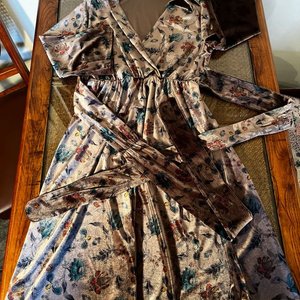 Lote siguiente: Vestido de Terciopelo Estampado con Flores y Hojas - Talle M