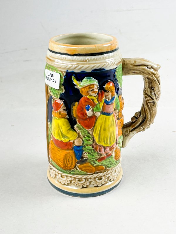 Lote siguiente: Jarra para cerveza con motivos personajes de 16 cm
