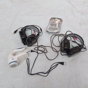 Cuatro piezas: 2 auriculares gamer + saca pelusa eléctrico + cargador de pilas - imagen 2