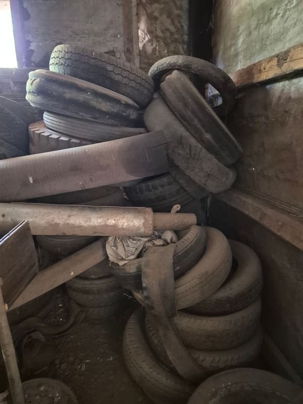 Llantas y estructuras de madera en mal estado - imagen 2
