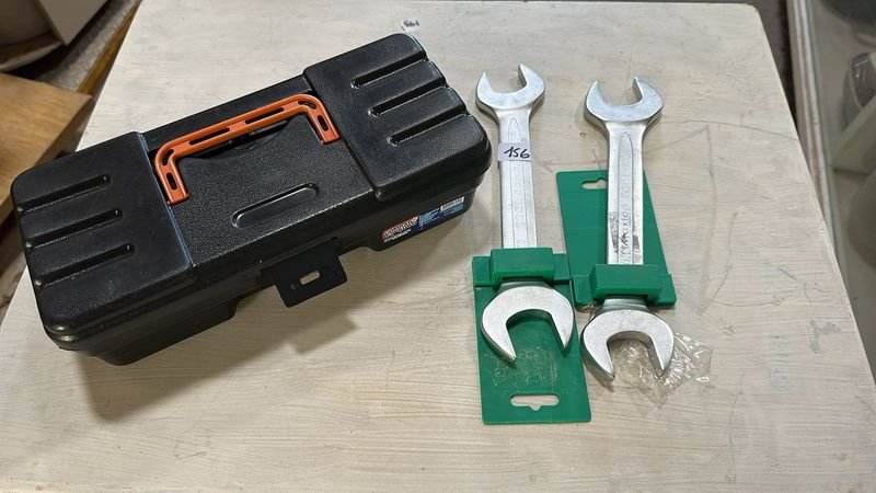 Lote siguiente: Alicates y caja de herramientas en buen estado
