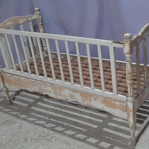 Cuna Antigua de Madera con Baranda Pintada de Blanco - imagen 3