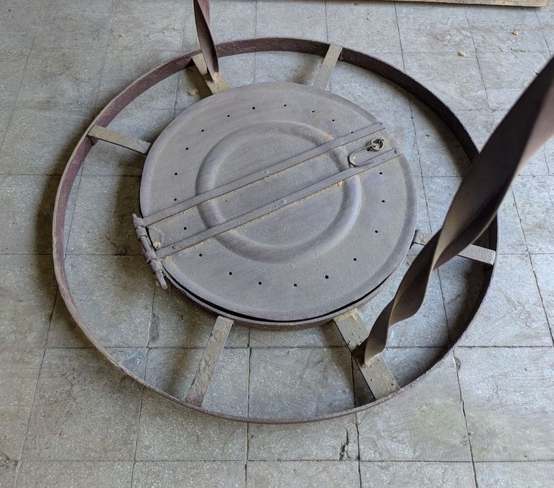 Brocal en hierro trabajado para aljibe con tapa abatible - imagen 5