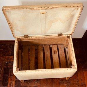 Butaca Baúl de Cuerina Beige con Patas de Madera - imagen 3