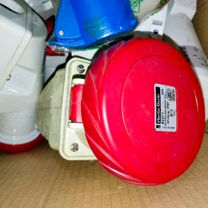 Caja con Tomas y Fichas Industriales Schneider y Merlin Gerin - imagen 4