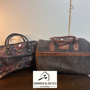 Lote siguiente: Dos Bolsos de Viaje Estampados y Tweed con Detalles en Cuero