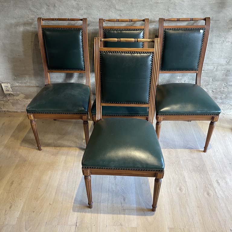 Lote anterior: Sillas inglesas tapizadas en cuero verde con tachas - Medidas: 48x48x99cm