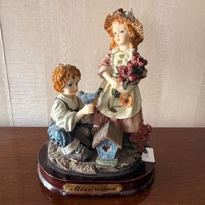 Figura Decorativa Pareja de Niños Campesinos con Pájaros y Flores - imagen 3