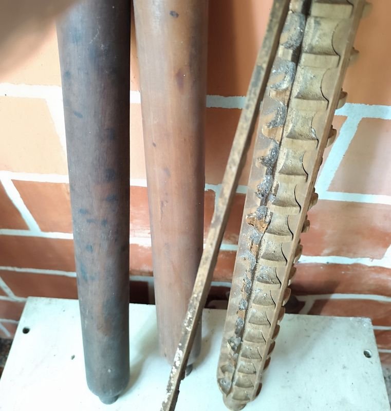 Palotes de amasar antiguos y objetos de madera para decoración - imagen 4