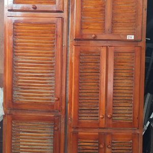 Lote siguiente: Dos Frentes de Placard de Madera Estilo Persiana