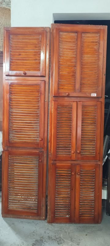 Dos Frentes de Placard de Madera Estilo Persiana