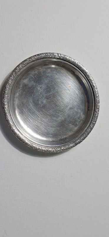 Fuente Chica Labrada de Platina con Sello y Grabado 13.5cm