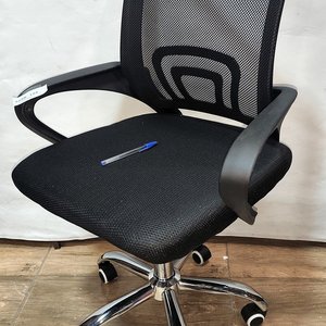 Silla de Escritorio Giratoria Negra con Respaldo Lumbar en Malla - imagen 3