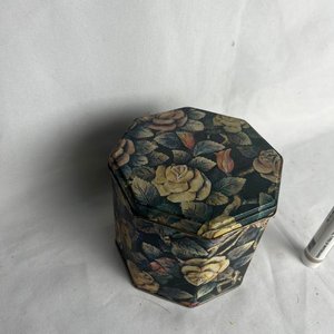 Juego de 3 Latas Octogonales Antiguas Decoradas con Flores y Mariposas - imagen 5