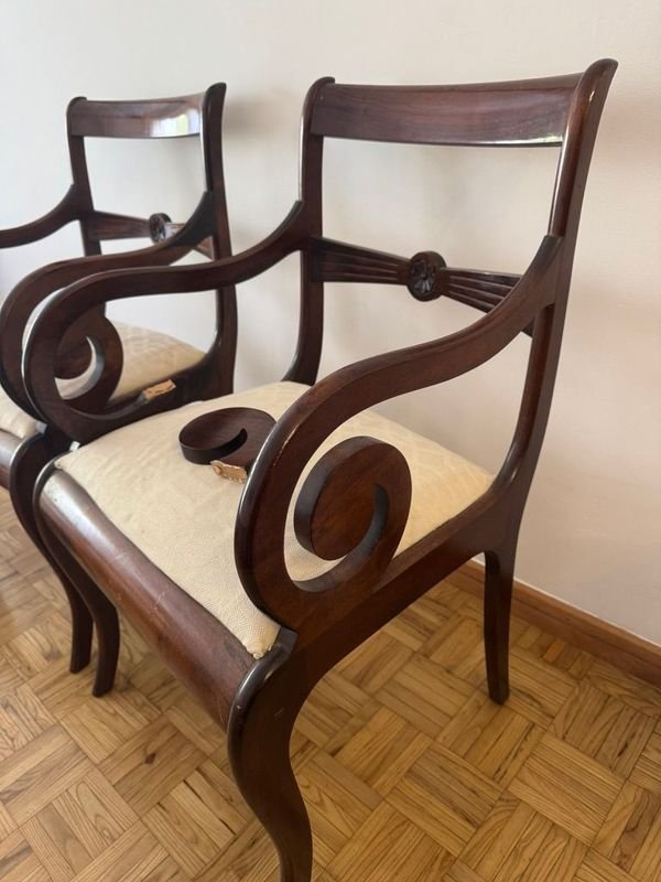 Pare de sillas de madera modernas en buen estado - imagen 7