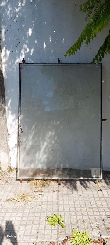 Lote siguiente: Espejo antiguo con marco de madera