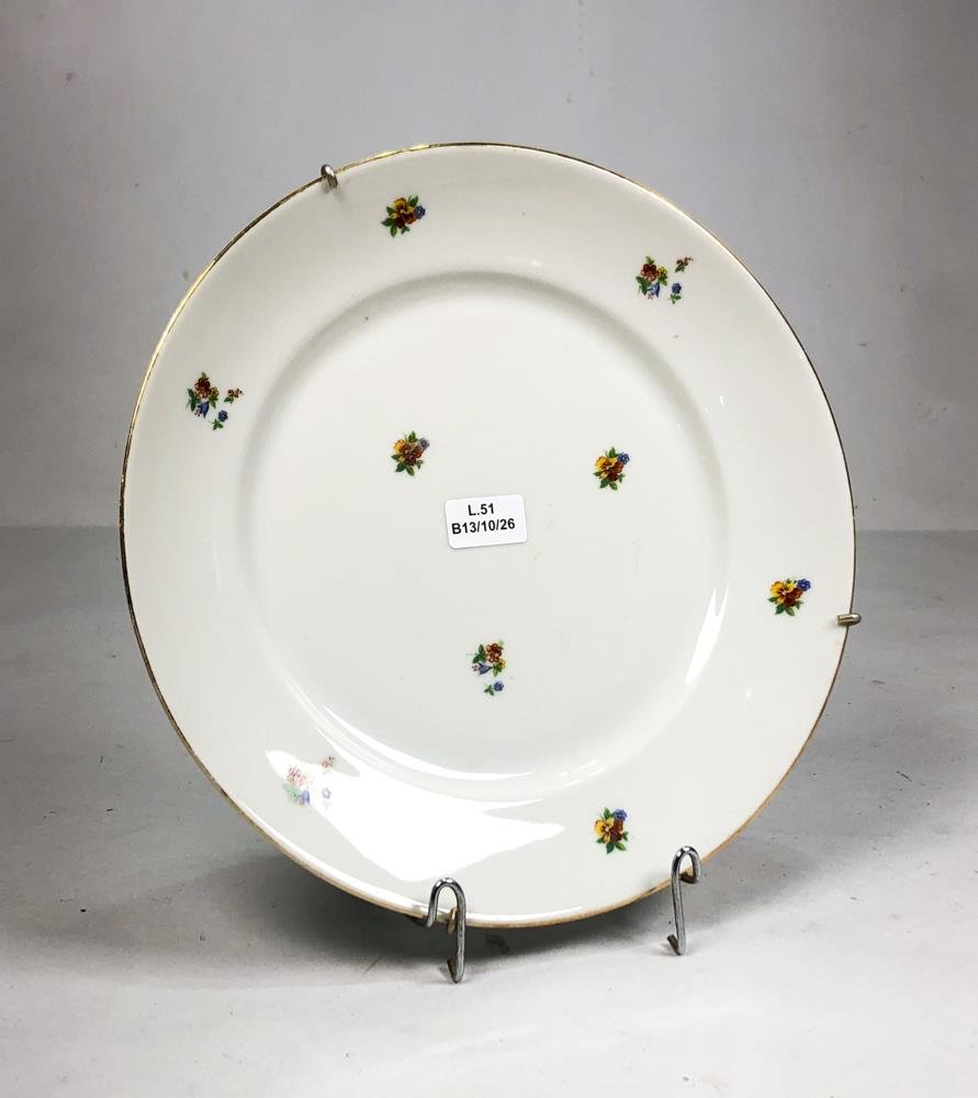 Plato de Porcelana Checoslovaca Blanco con Flores y Borde Dorado